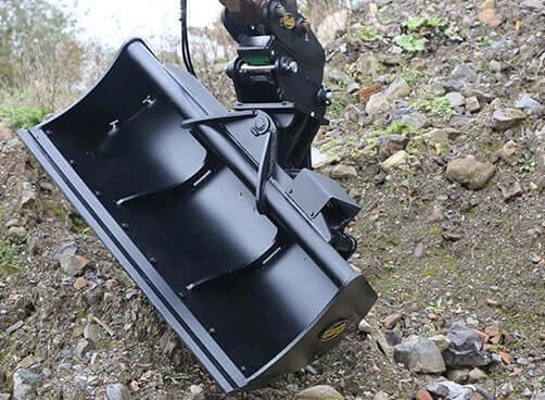 Geith Single Ram Tilt Bucket in action, adjusting to rocky terrain.